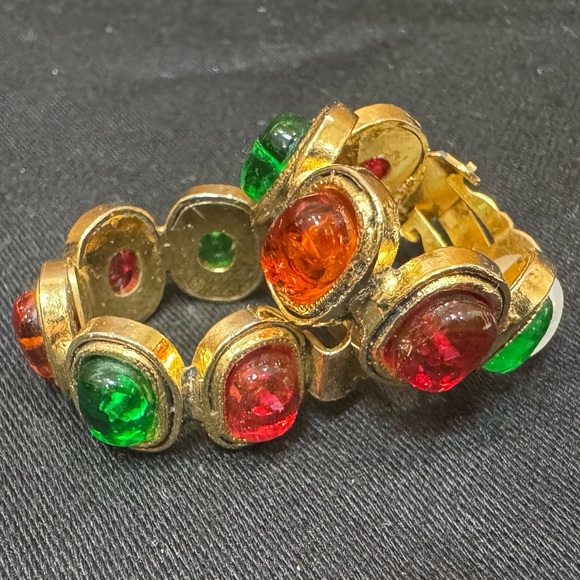 CHANEL VINTAGE GOLD PLATED 1985 GRIPOIX EARRINGS - Picture 1 of 4